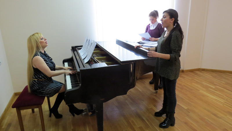 Нана Фарашян проводит урок с Рузанной Мелкумян. Разбирают армянскую народную песню Комитаса «Лорик».