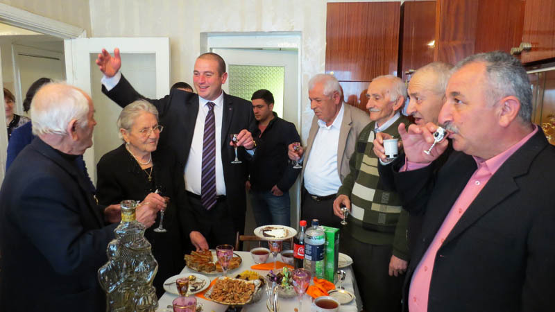 Зам. мэра Степанакерта Тамразян Сурен поздравляет деда.