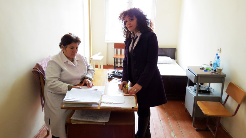 Медпункт. Слева медсестра Тамара Нерсесян, рядом психолог Рузанна Мкртчян.