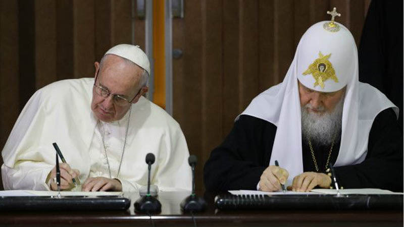 Папа Римский Франциск и Святейший Патриарх Кирилл подписывают совместное заявление.