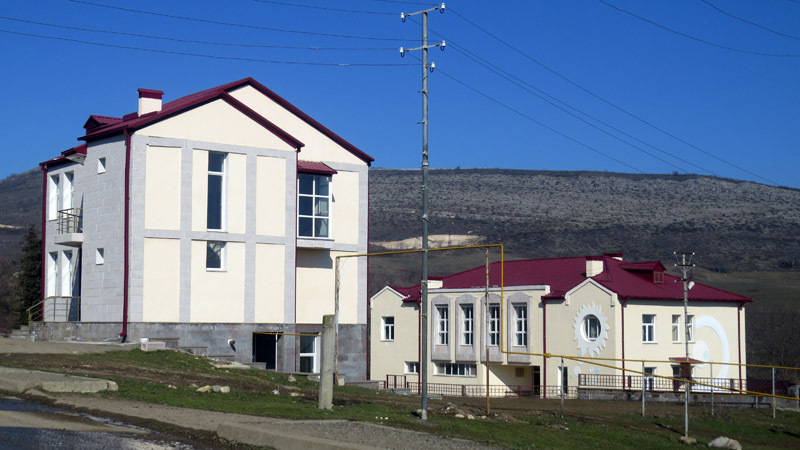  Здание администрации (слева) и детского сада с.Трахтик Гадрутского района.
