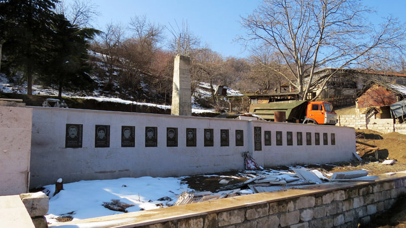  Строится памятник погибшим Азохцам в Карабахской войне.