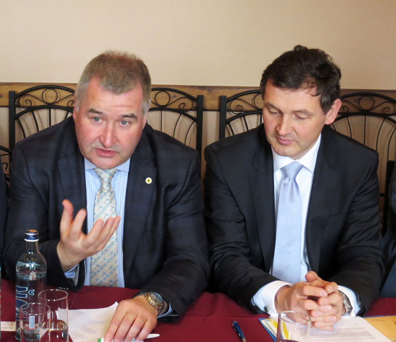 Члены фламандского парламента Карим фон Овермейер (слева) и вице-председательпарламента Карл Венлауве.