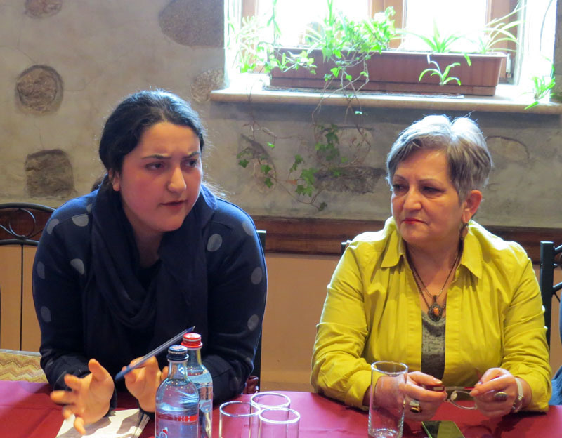 Представитель НПО Центр развития молодёжи Лусине Амбарцумян (слева). Рядом Ирина Григорян, председатель НПО Институт народной дипломатии.