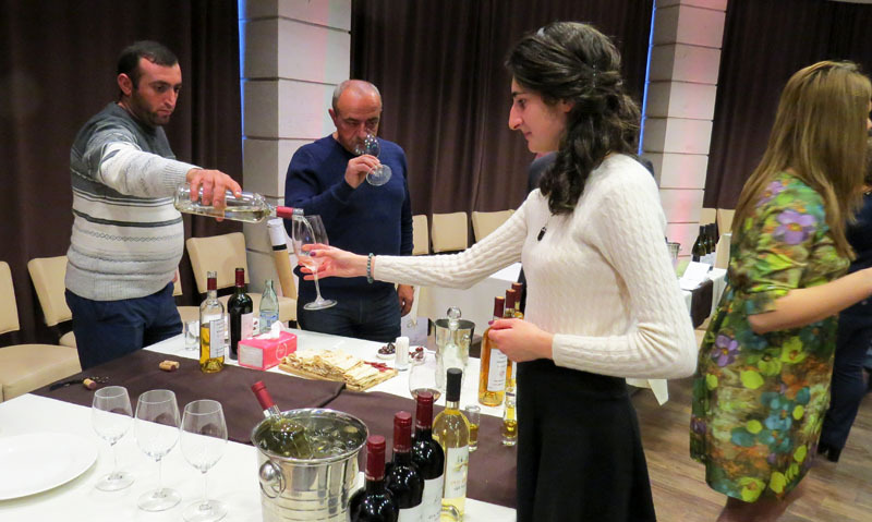  Девушка решила попробовать вино hин кармудж Ехегнадзорского региона Армении.