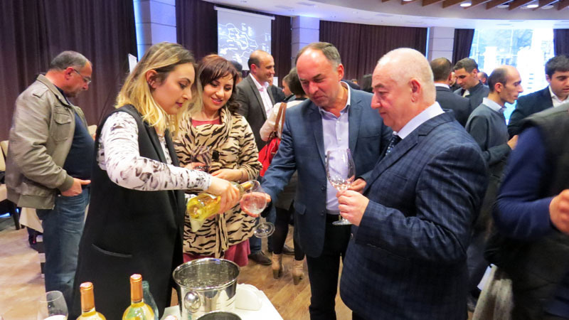 Ашот Бегларян (слева) и Рубен Осипов решили попробовать вино, произведённое в Армении.