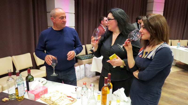 Аделина (слева) и Тома дегустируют вино из Сюникского региона, Сисиана.