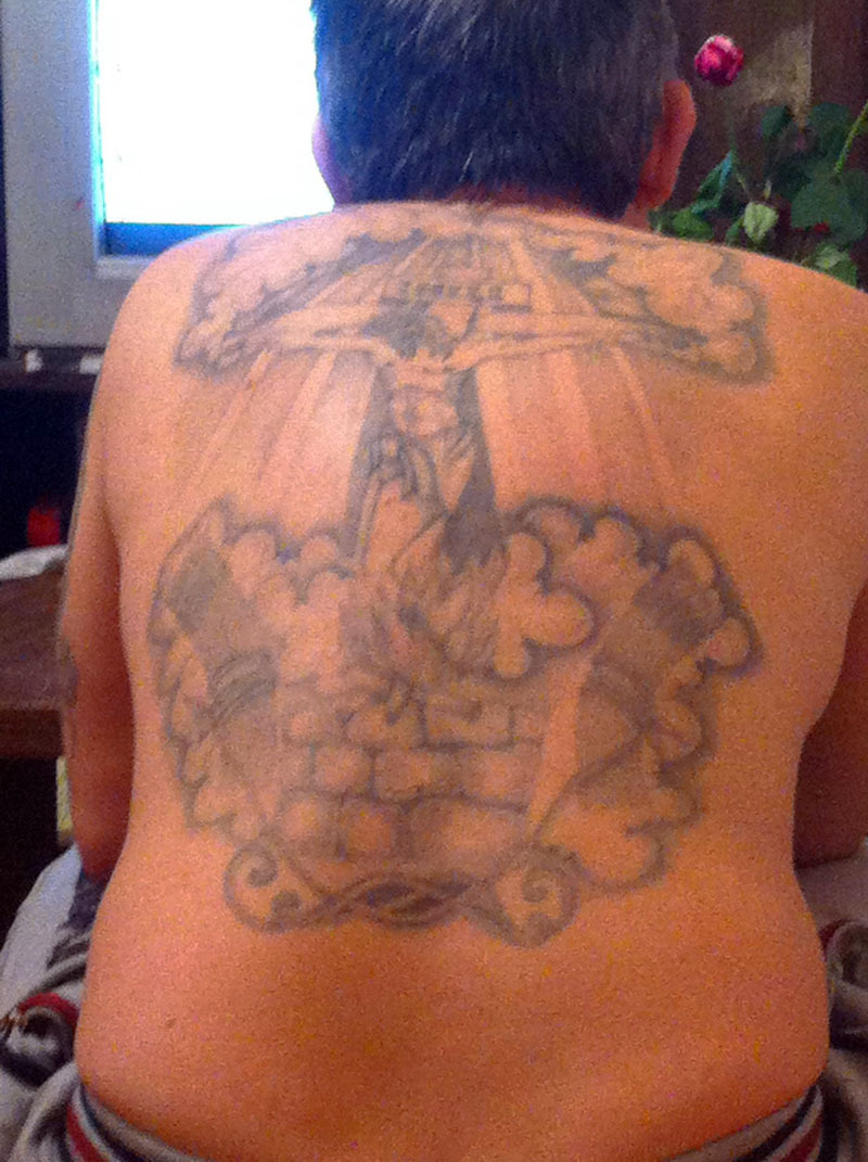 Татуировка на спине бывшего заключённого.