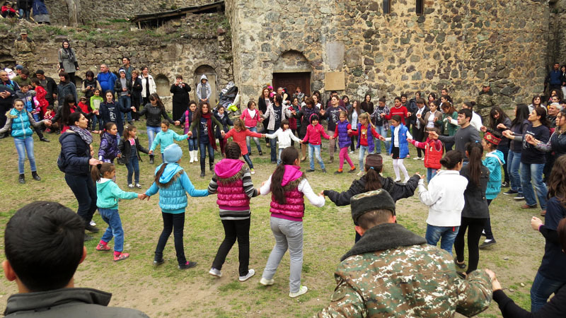 Дети танцуют армняский национальный танец.