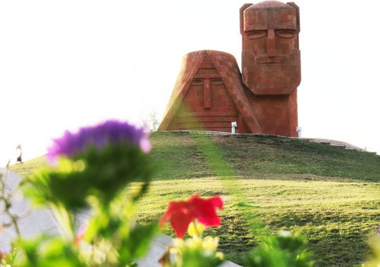 "Дед и Баба" - символ Карабаха.