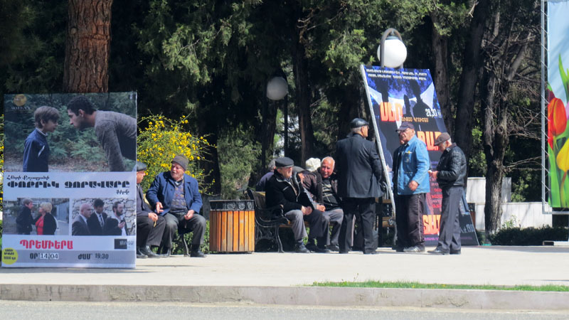 По дороге увидел наших «политологов»-стариков. Поговорил с ними. По дороге увидел наших «политологов»-стариков. Поговорил с ними.