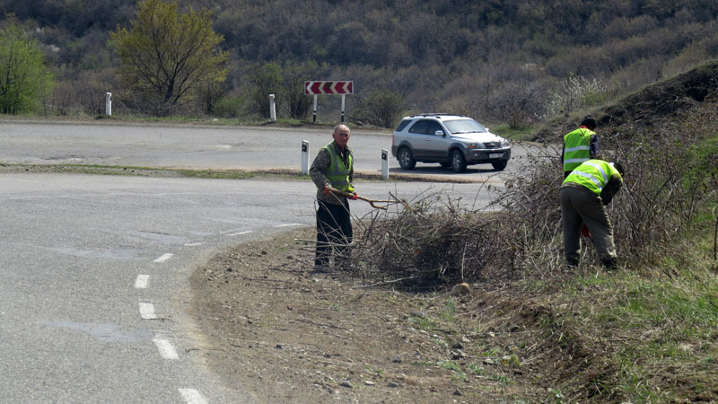  По дороге  в Шуши успел сфотографировать рабочих, очищающих асфальт и обочину дороги...