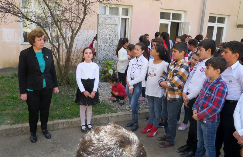 Ученица 4 класса Алина Арустабекян читает стихотворение «Богиня Победы»...