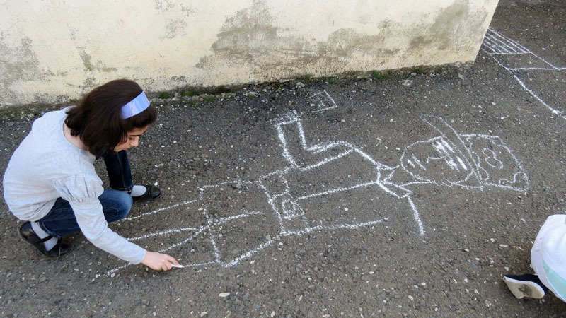 Девочка рисует солдатика.