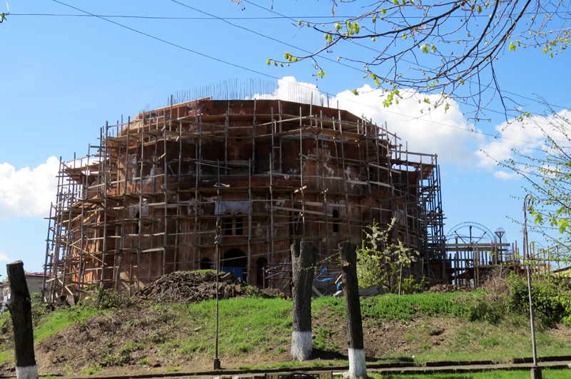Строящаяся церковь в Степанакерте.