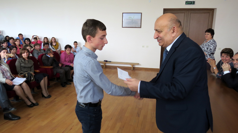 Награждение ученика Степапакертской школы №11 Армена Бегларяна, занявшего 1 место в Армении.