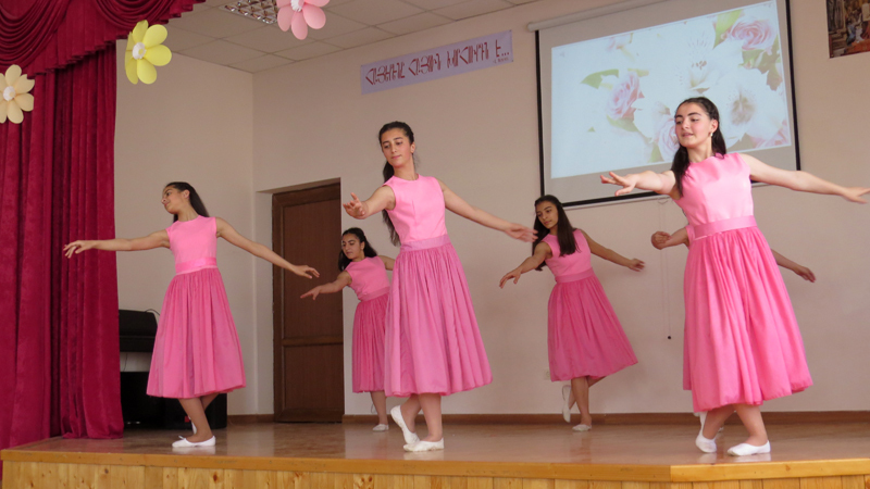 Дети исполняют армянский народный танец.