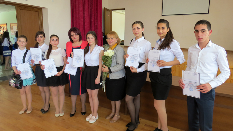 Прсле мероприятия. Директор школы №3 Людмила Карапетян (четвёртая справа) с победителями школы.