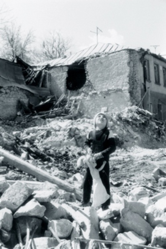 На руинах своего дома. Погибли мать, брат, сестра. После авианалёта. Фото Руслана Саркисяна.