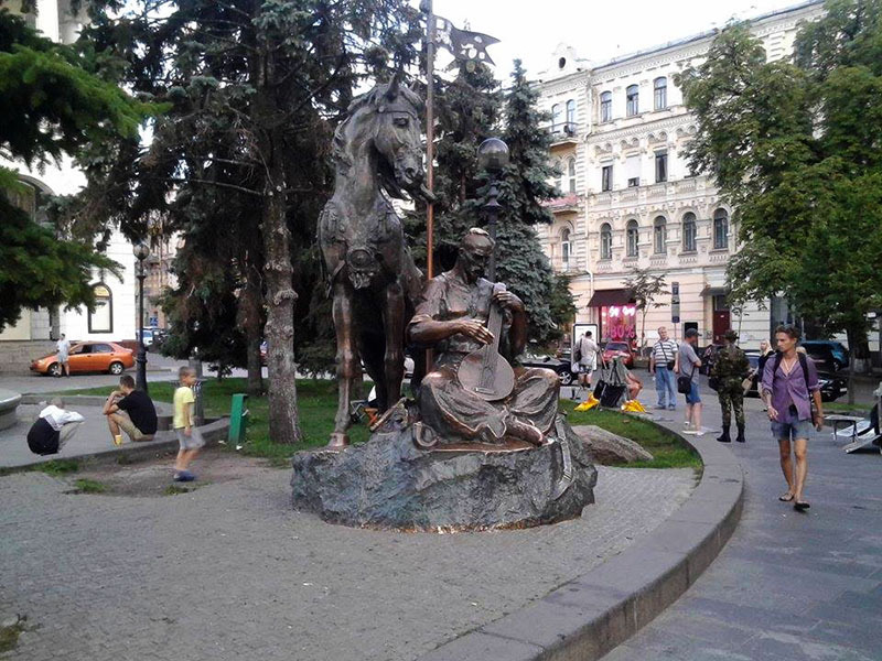 Памятник кобзарю.
