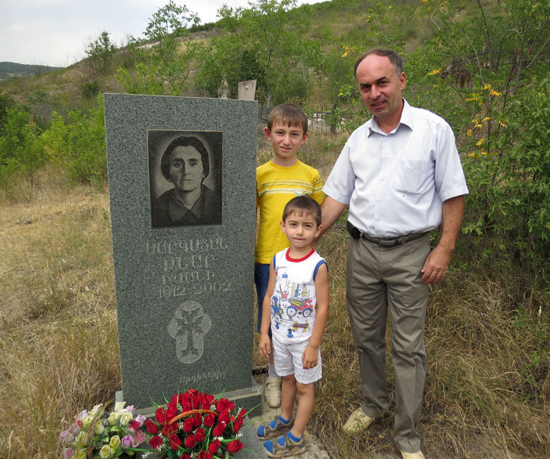 Ашот Бегларян с детьми на могиле своей бабушке Кнарик Саркисян.