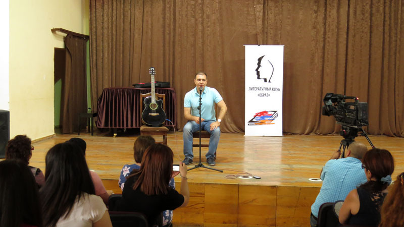 Презентацию открывает российский публицист, эксперт Русско-Армянского содружества Денис Дворников, инициатор создания литературного клуба Образ.