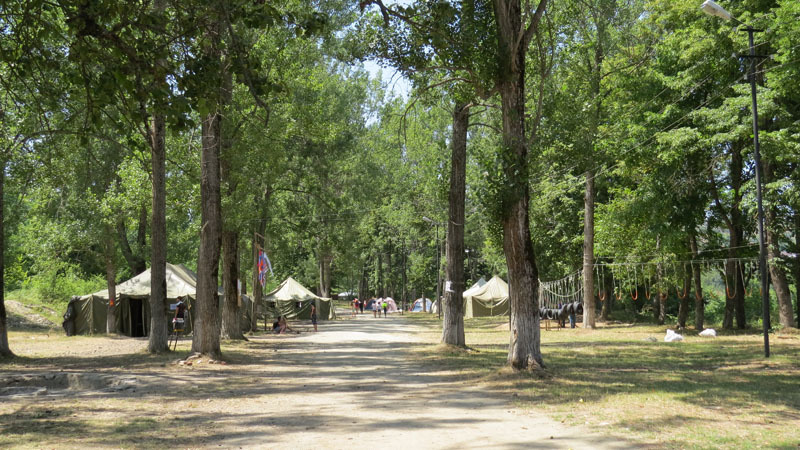Я обошёл территорию лагеря. Было интересно посмотреть, как установлены палатки, где что находится, соблюдается ли чистота на территории лагеря и в самих палатках, 