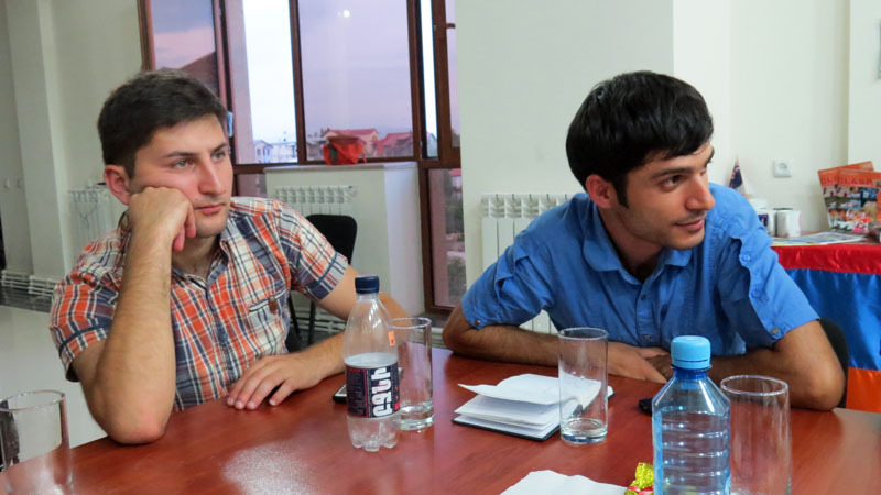 Арамаис Агабекян (справа), представитель молодёжного крыла партии «Дашнакцутюн»