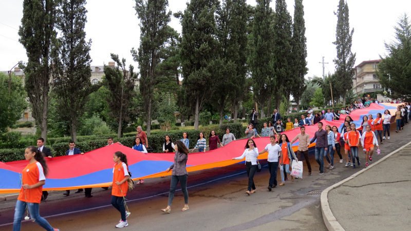 Большая группа молодёжи, проходя по улицам Степанакерта пронесла огромный флаг НКР.