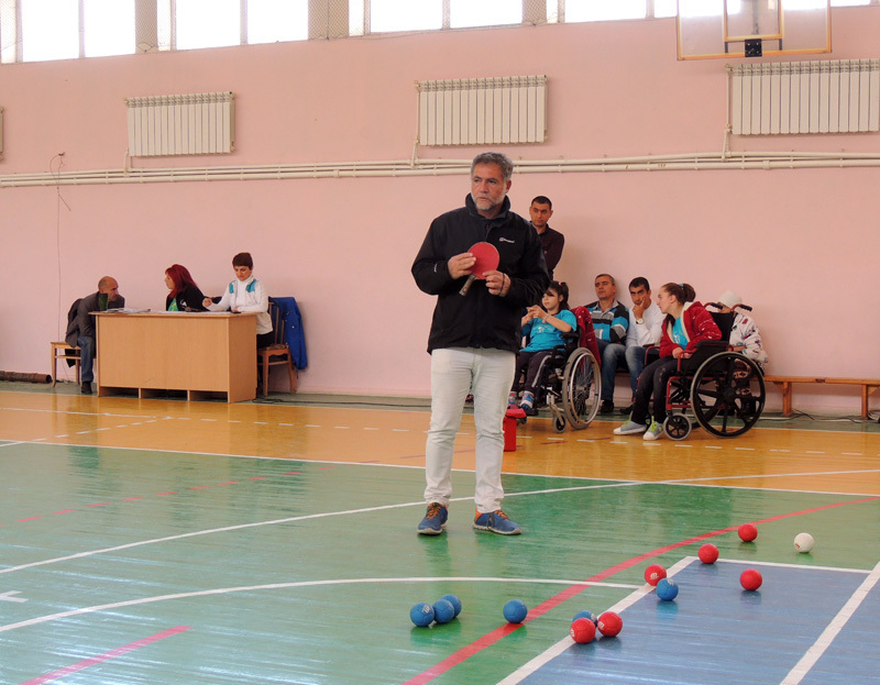 Помогает судить Самвел Ростомян, президент Армянской национальной федерации инвалидного спорта.