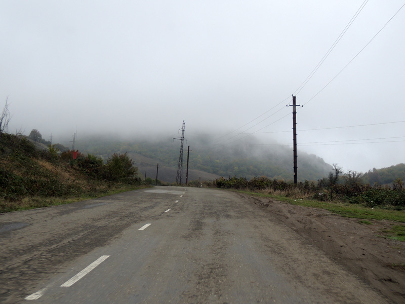 По мере того, как мы начали удаляться от Степанакерта, туман становился плотнее, моросил дождичек...