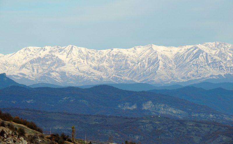 Прекрасный вид на горы Карабахского хребта.