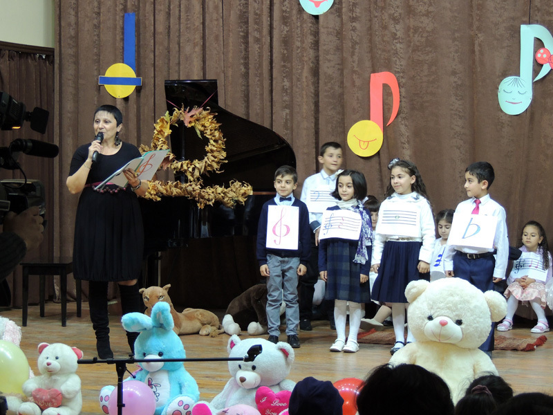 Асмик Михайлова пригласила на сцену детишек...