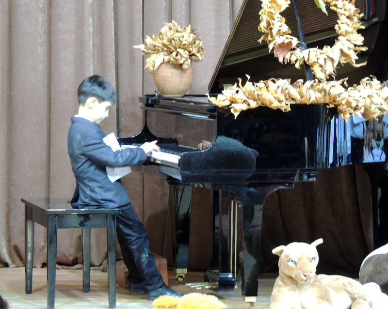 За роялем первоклассник Артём Саркисян.