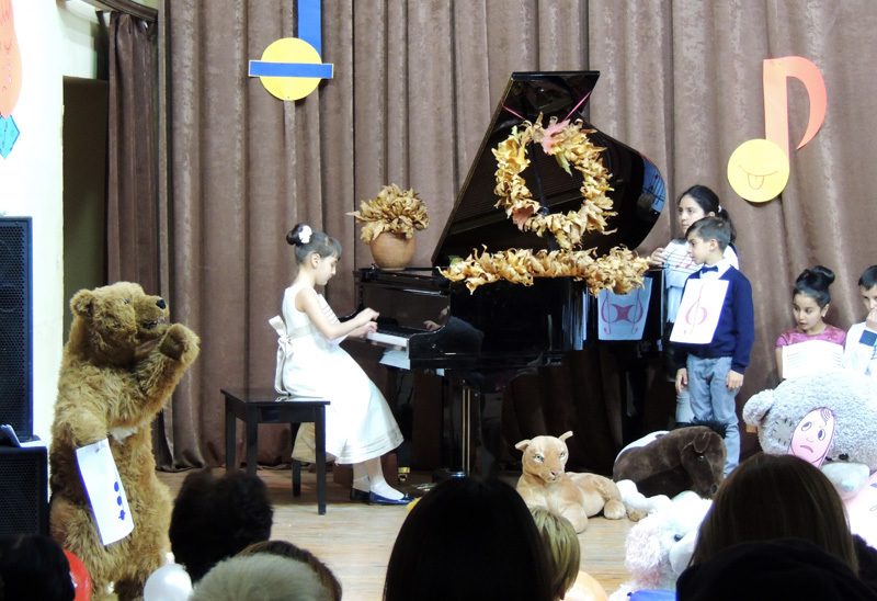 За роялем первоклассница Милена Айрапетян.
