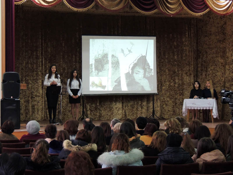 Слева на право Сузанна Авакян и Ангелина Даниелян , студентки 3 курса русской филологии АрГУ, читают стихотворение Дудина Соловьи.