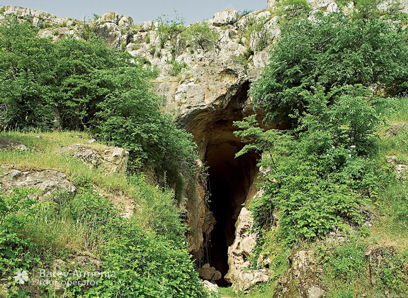 Один из входов  в Азохскую пещеру. Фото взято из интернеты.