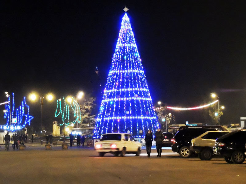 Новогодняя ёлка в Степанакерте. Фото из моего архива.