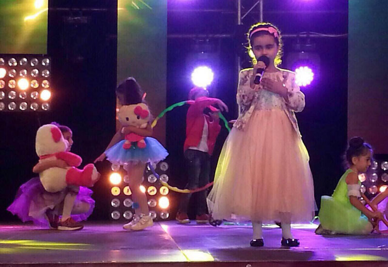На сцене пятилетняя Майя Бадалян.