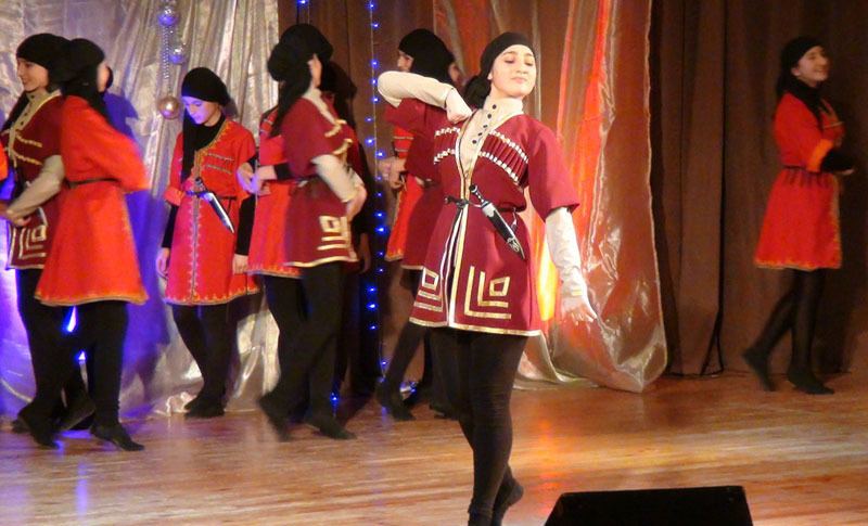 Танец «Лезгинка» танцует старшая хореографическая студия Постановка заслуженного деятеля искусств НКР Аванесяна Гари.