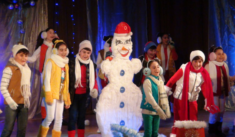 Театр песни под руководством Анаиды Габузян  исполняет песню «Аманор».  В студии дети от 10 до 12 лет.