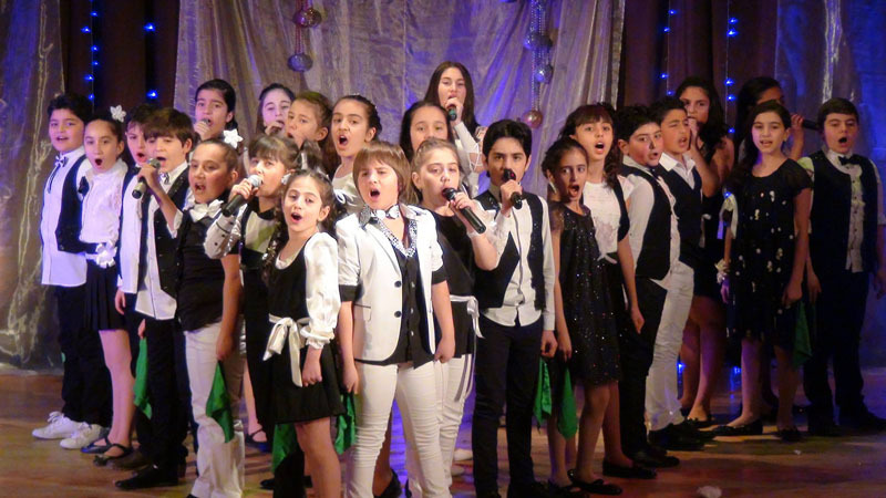 Театр песни под руководством Анаиды Габузян. исполняет песню «Карабах-Арцах».  В студии дети от 10-12 лет
