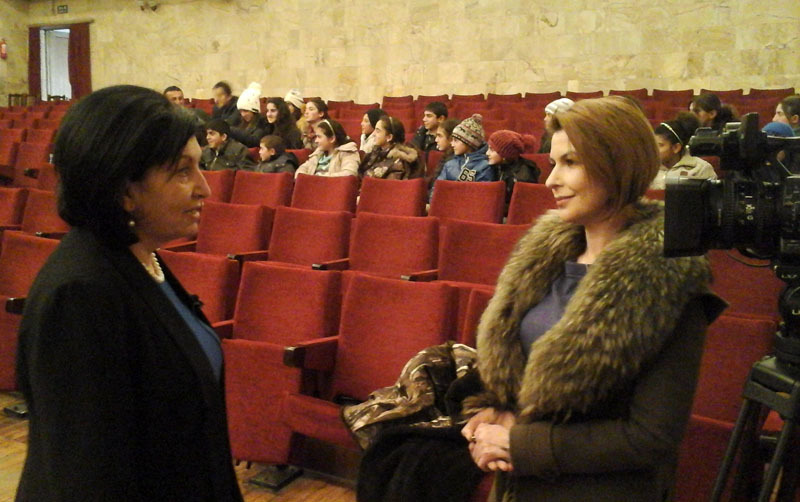 Журналист 1 канала Армении Мери Давтян берёт интервью у Людмилы Барсегян, депутата Национального Собрания НКР.