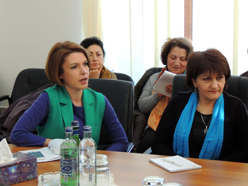 Журналист 1-го канала Армении Мери Давтян (слева), корреспондент русской службы радио Карина Мусаелян.