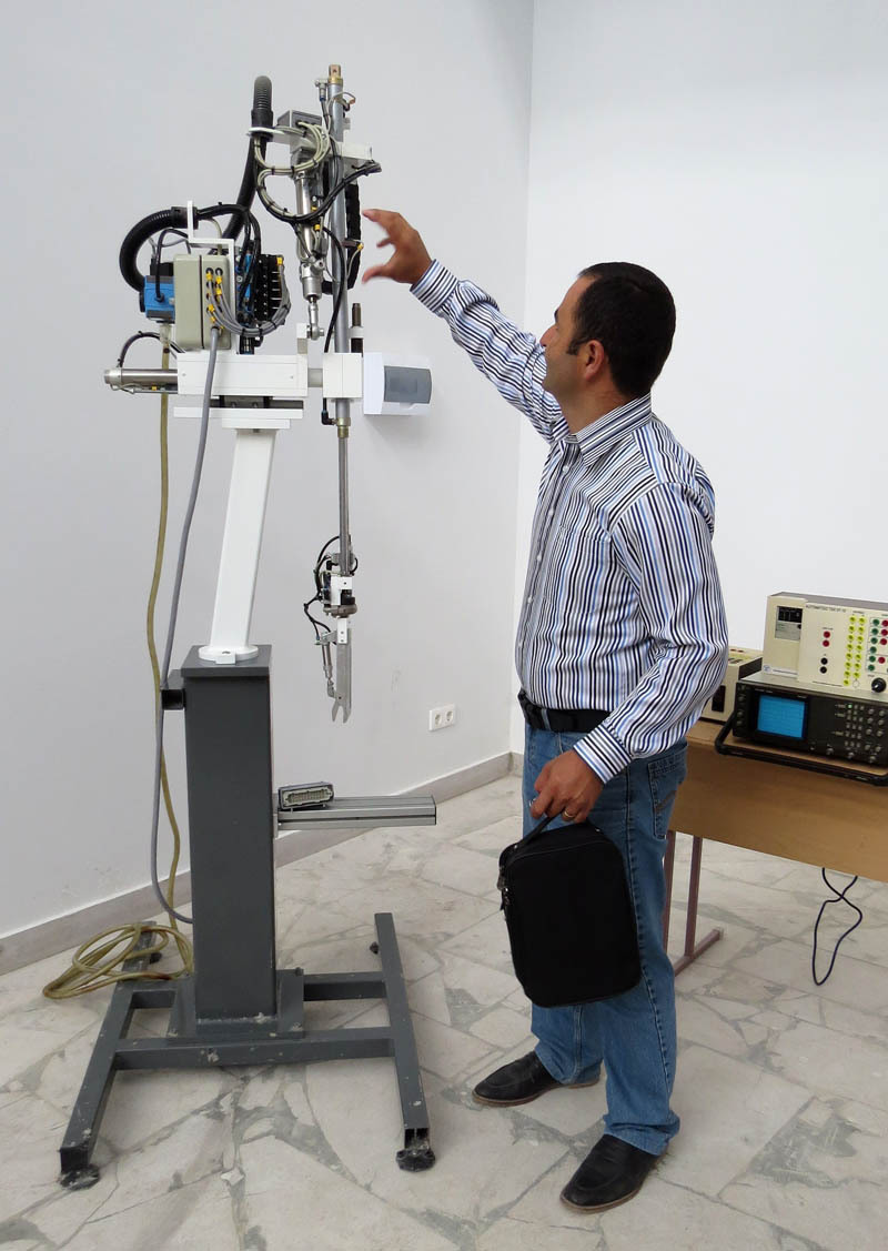 Мастерская электротехники. Васпурак Карапетян показывает робота с дистанционным управлением.