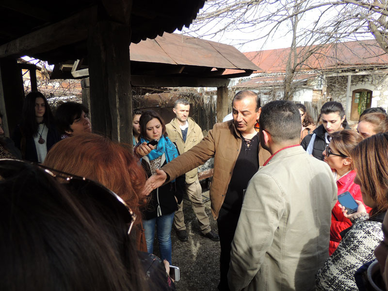 Армен Ераносян во дворе музея показывает место, где в то время пекли хлеб.