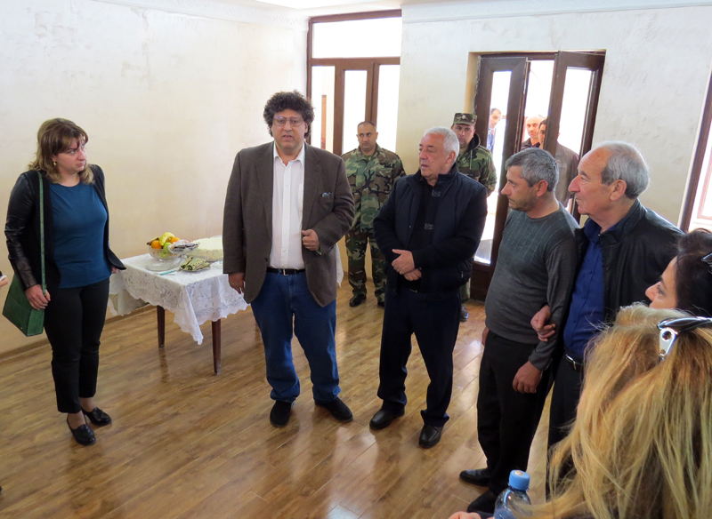 Андраник Каспарян (слева второй),  член совета попечителей Фонда Туфенкяна поздравляет Варужана и его семью. Переводит Медина Ованесян.