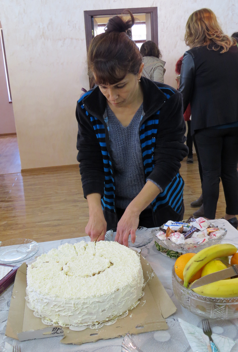 Анаит, хозяйка домаразрезает торт...