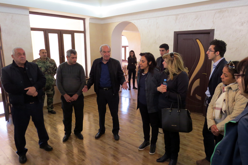 Эдвин Григорян , руководитель Карабахского офиса Фонда Туфенкян поздравляет новосёлов.