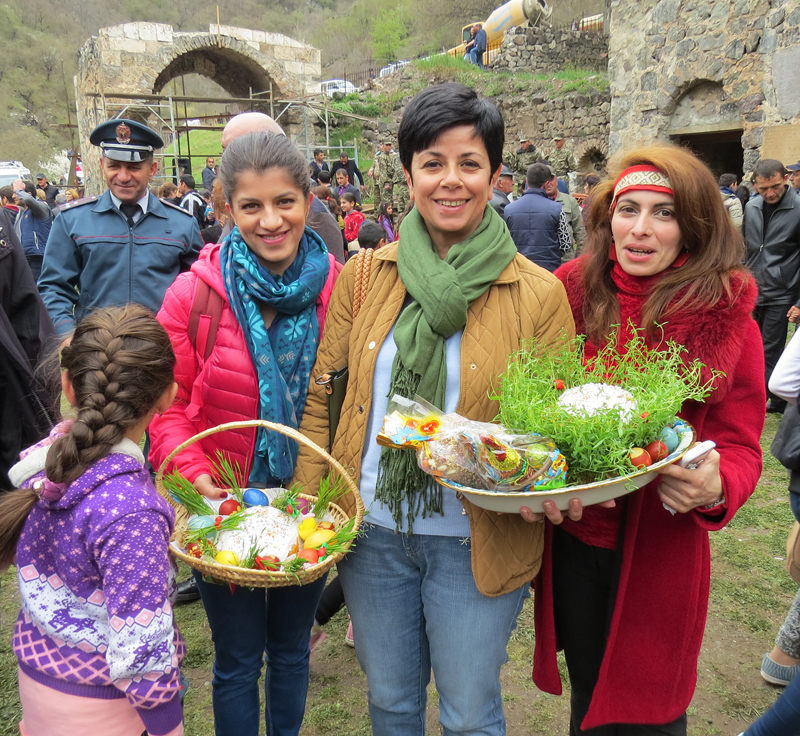 Министр культуры НКР Нарине Агабалян (в середине), слева от ней Мариам Пилафян, организатор этого мероприятия, справа журналистка Лилит Асрян.